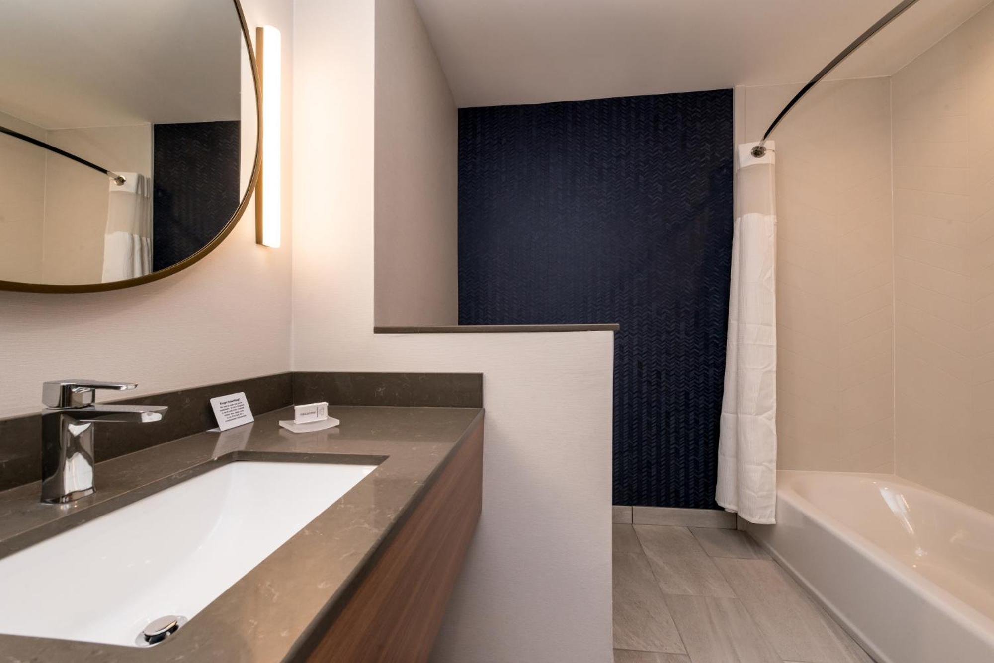 Fairfield & By Marriott Worth Southwest At Cityview 3*