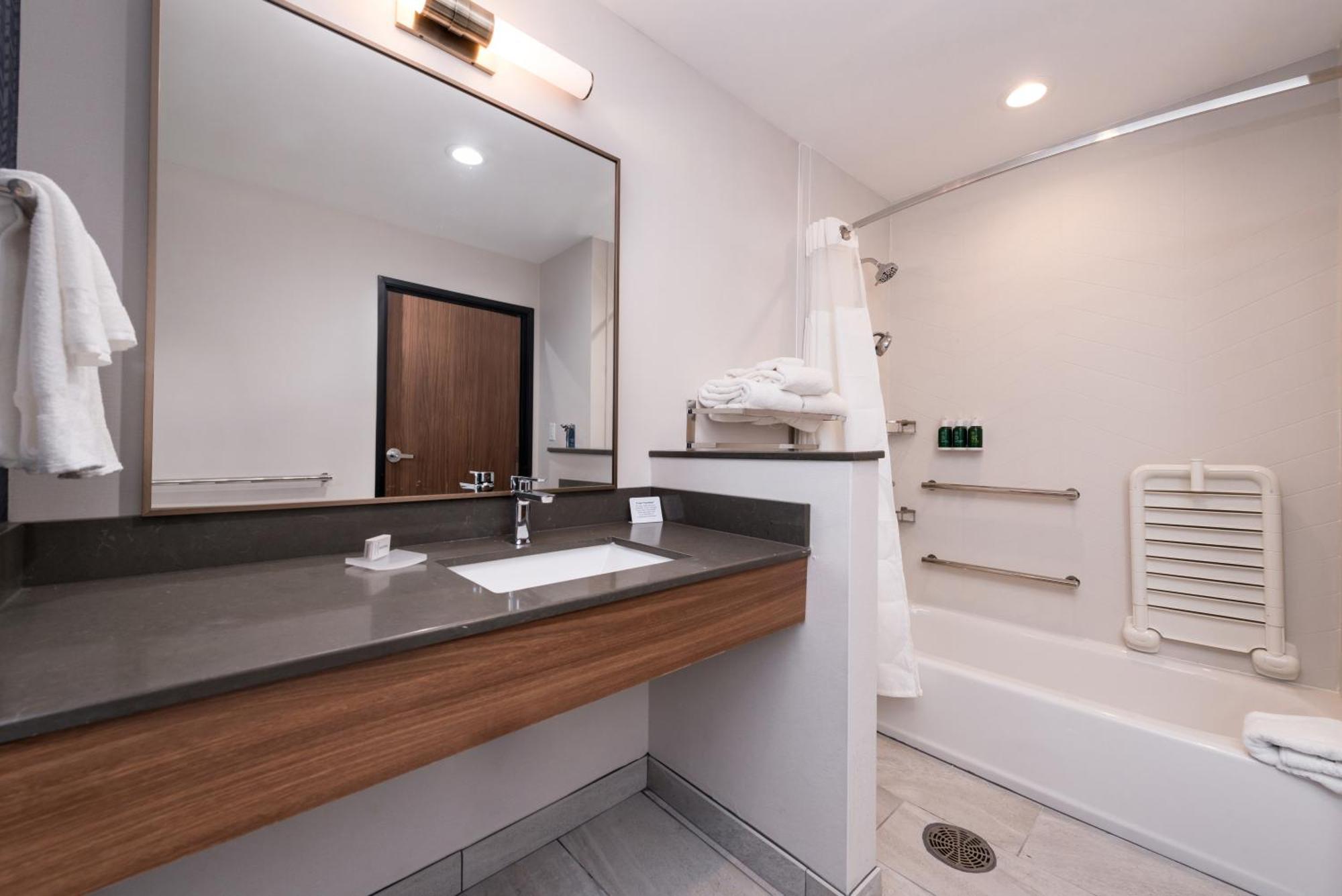 Hotel Fairfield & By Marriott Worth Southwest At Cityview